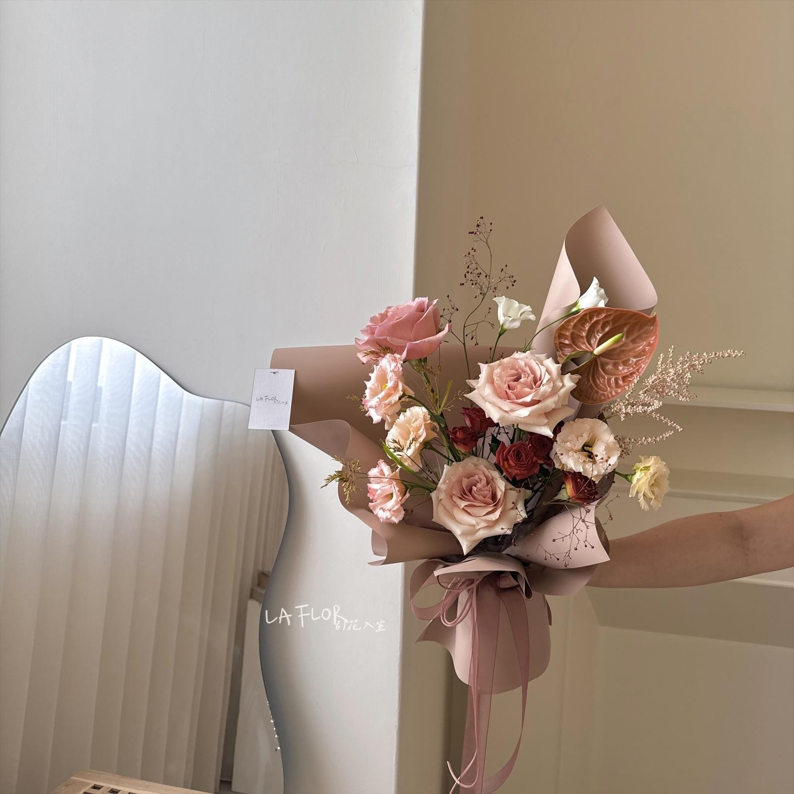 大地色系季節多樣花材花束 6