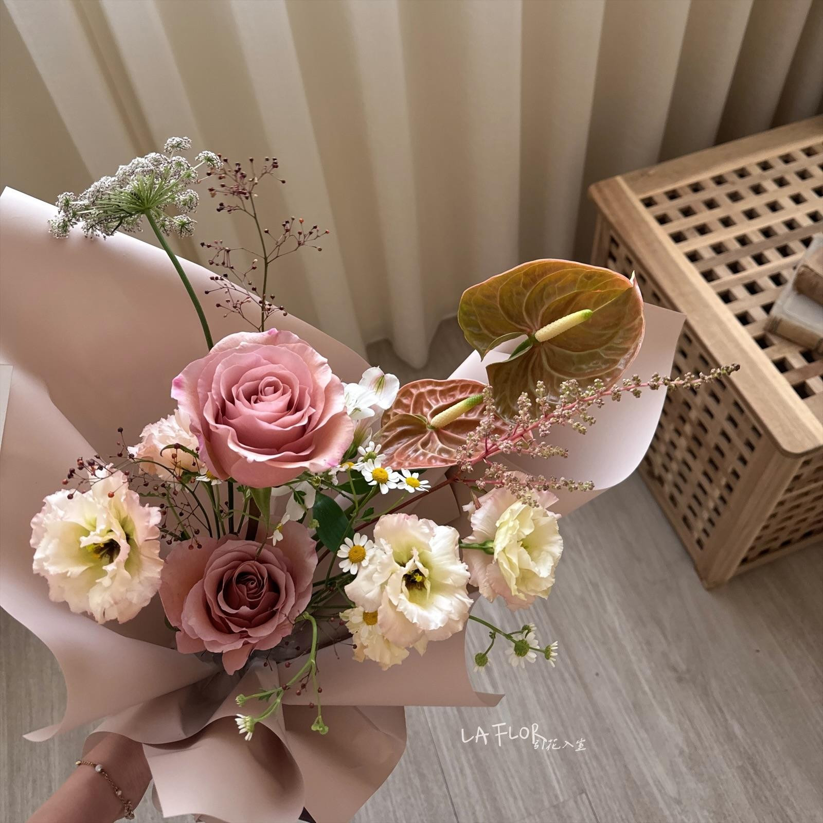 大地色系季節多樣花材花束 5